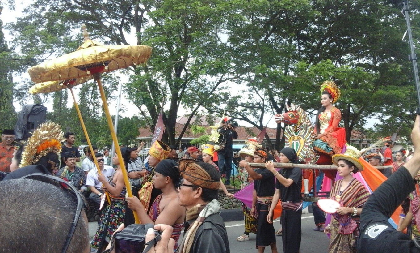 Женщина, изображающая из себя принцессу Мандалику, принимает участие в культурном параде во время фестиваля Bau Nyale в Прая, Центральный Ломбок