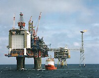 Северное море нефть представляет собой смесь жидкости   масло   а также   природный газ   производится из   нефтяные резервуары   под   Северное море   ,  Первые лицензии на добычу нефти и газа в Северном море были выданы в 1964 году