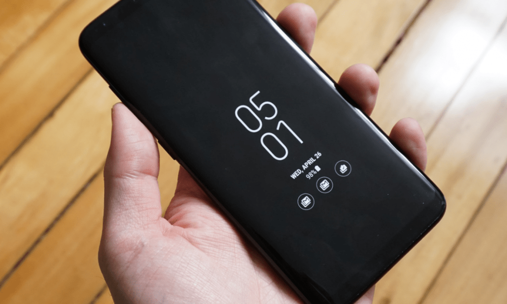 Stale wyświetlany wyświetlacz Samsunga pozwala zobaczyć podstawowe informacje o telefonie bez budzenia się